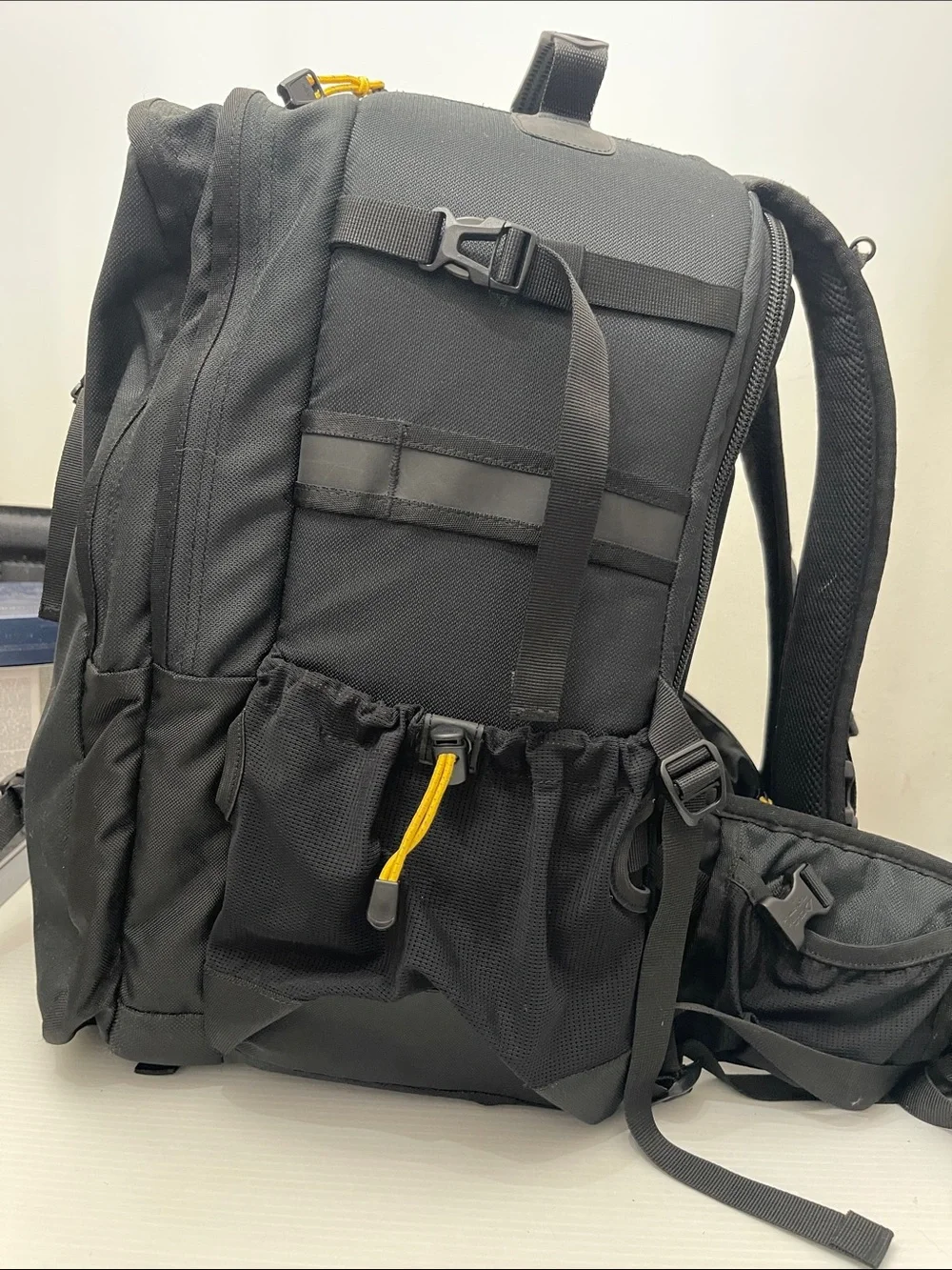 MOUNTAINSMITH PARALLAX CAMERA BACKPACK BLACK SIZE LARGE